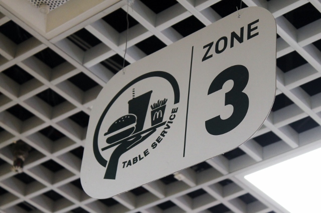 mcdonalds table service (640x426)